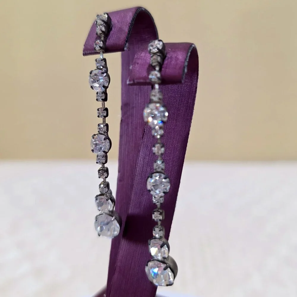 Vintage Prong-Set Round White Rhinestones Elegant Dangle Pierced Earrings
